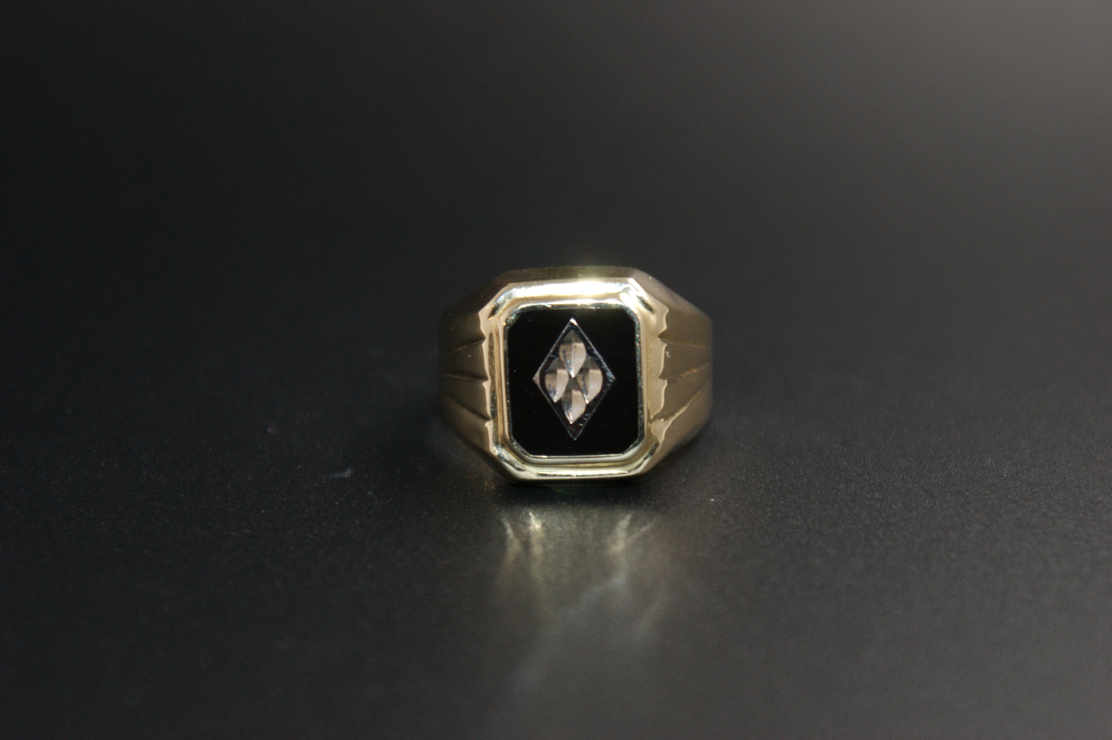 016-14ct Yellow Gold & Black Resin Signet Ring