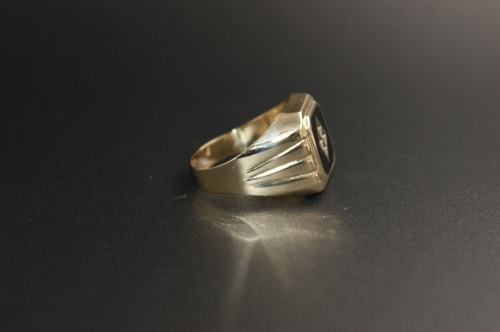 016-14ct Yellow Gold & Black Resin Signet Ring