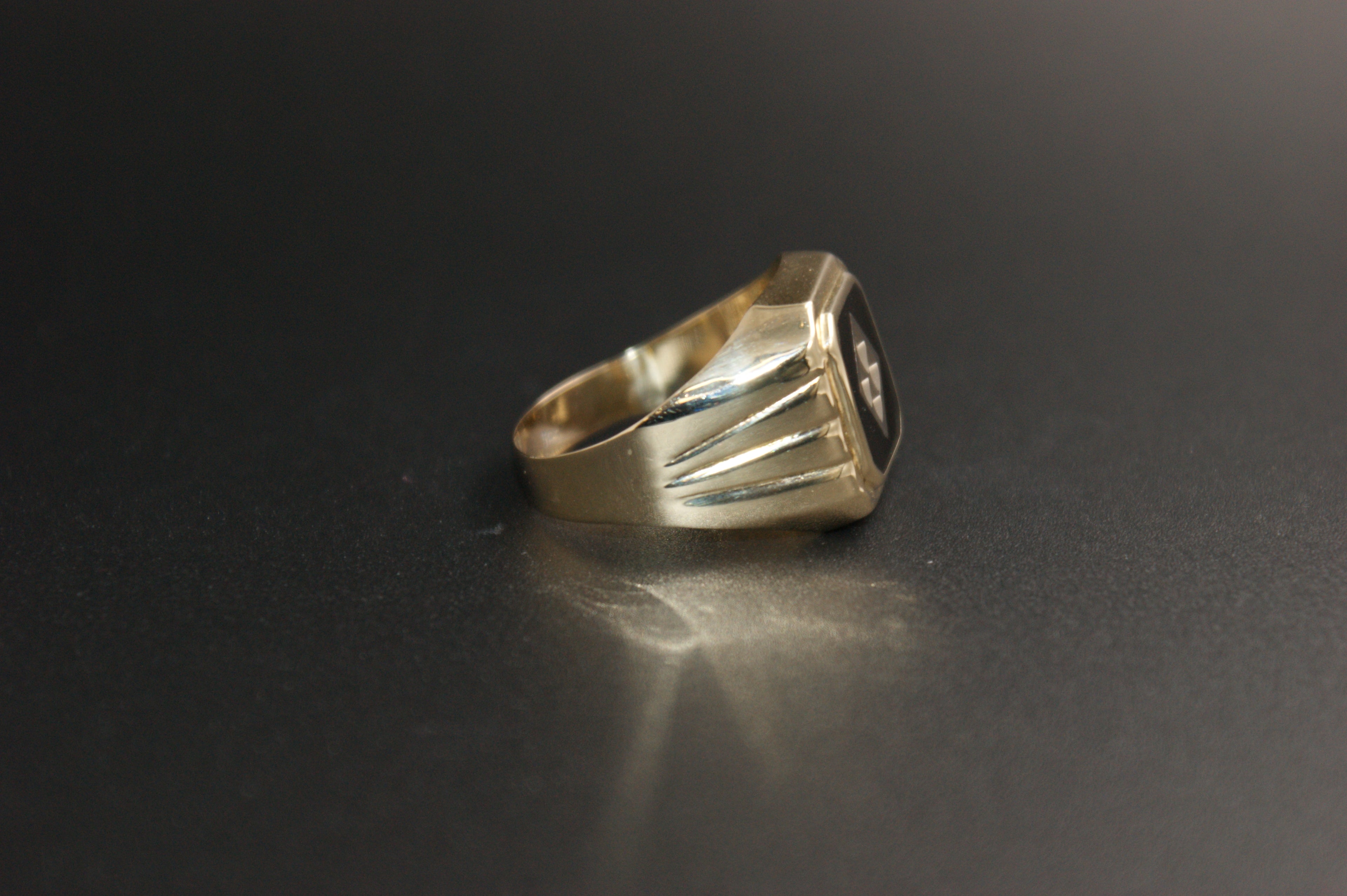 016-14ct Yellow Gold & Black Resin Signet Ring