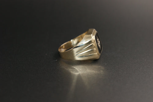 016-14ct Yellow Gold & Black Resin Signet Ring