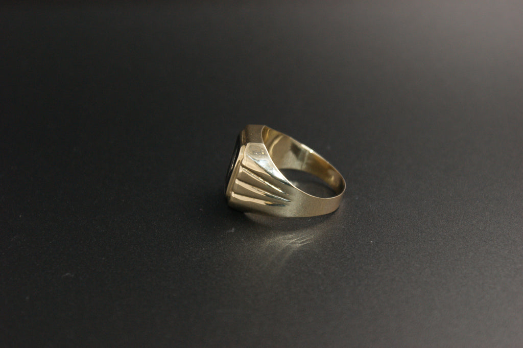 016-14ct Yellow Gold & Black Resin Signet Ring