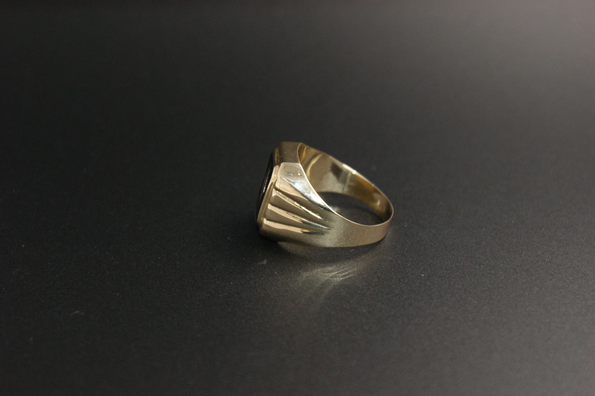 016-14ct Yellow Gold & Black Resin Signet Ring