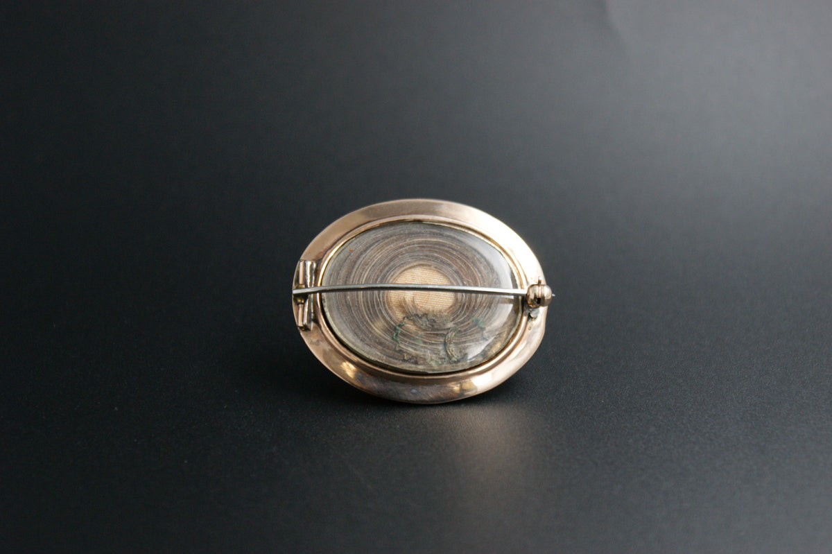 011-Antique Victorian 9ct Gold banded Agate & Enamel Mourning Brooch