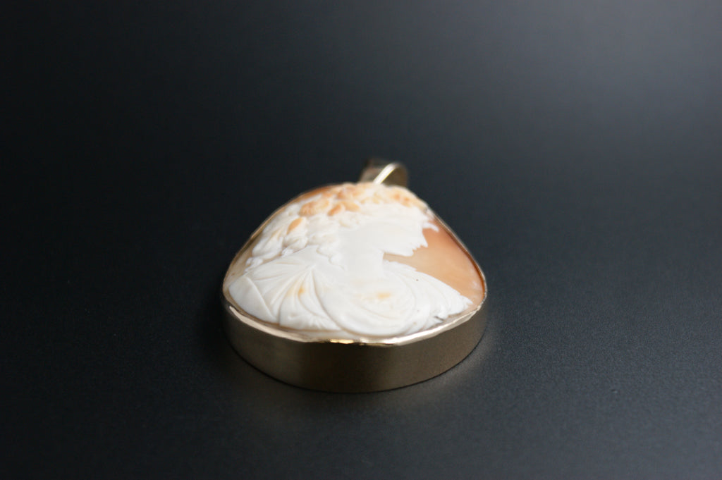 012-9ct Gold Craved Shell Cameo Pendant