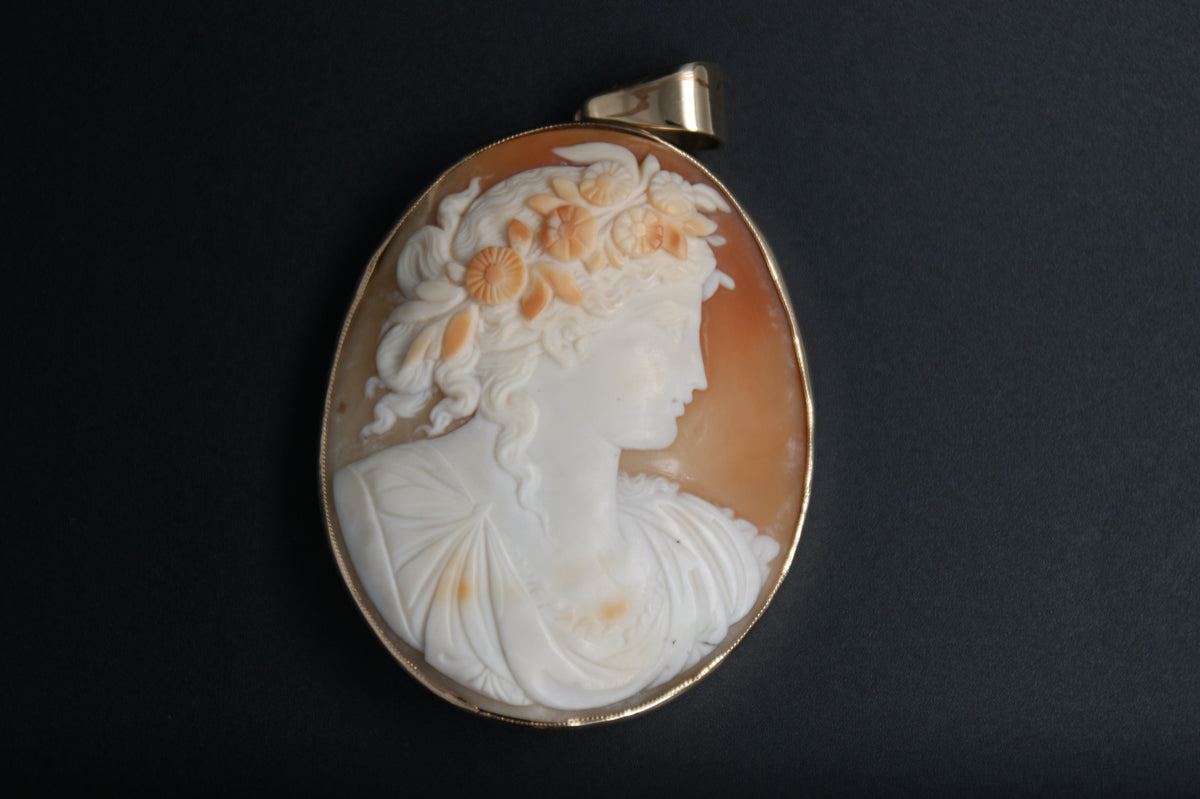 012-9ct Gold Craved Shell Cameo Pendant
