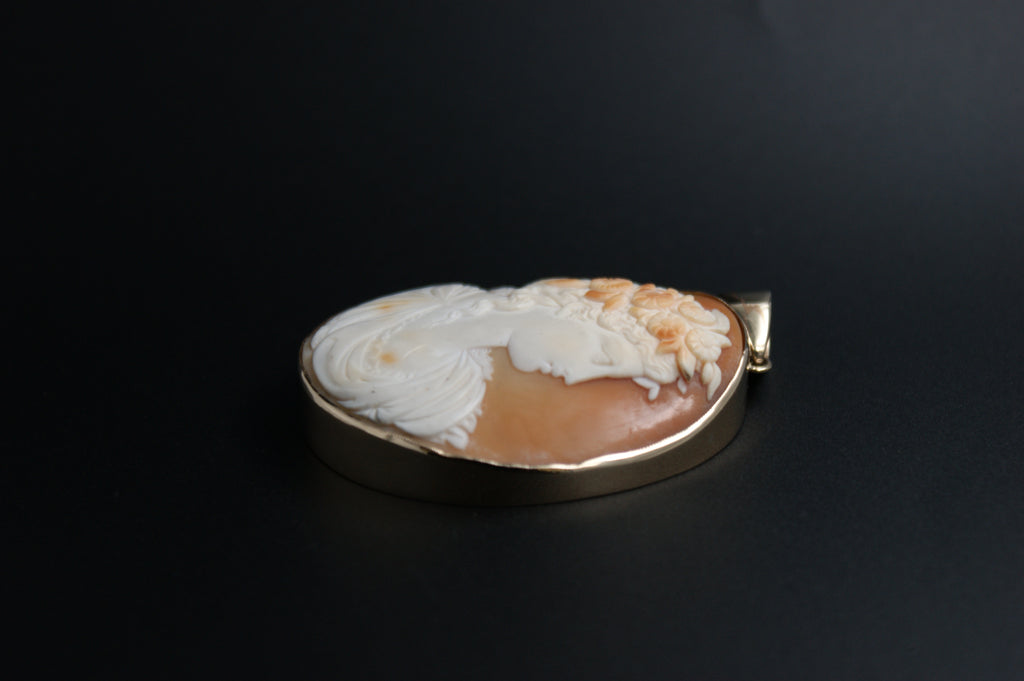 012-9ct Gold Craved Shell Cameo Pendant