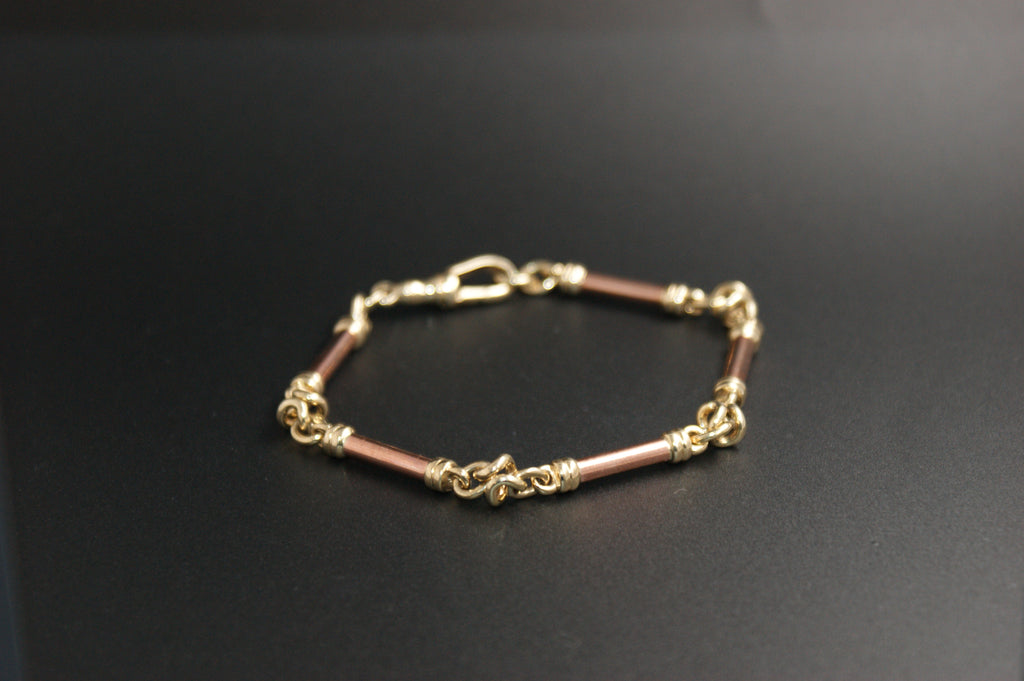09-9ct bar and knot link bracelet