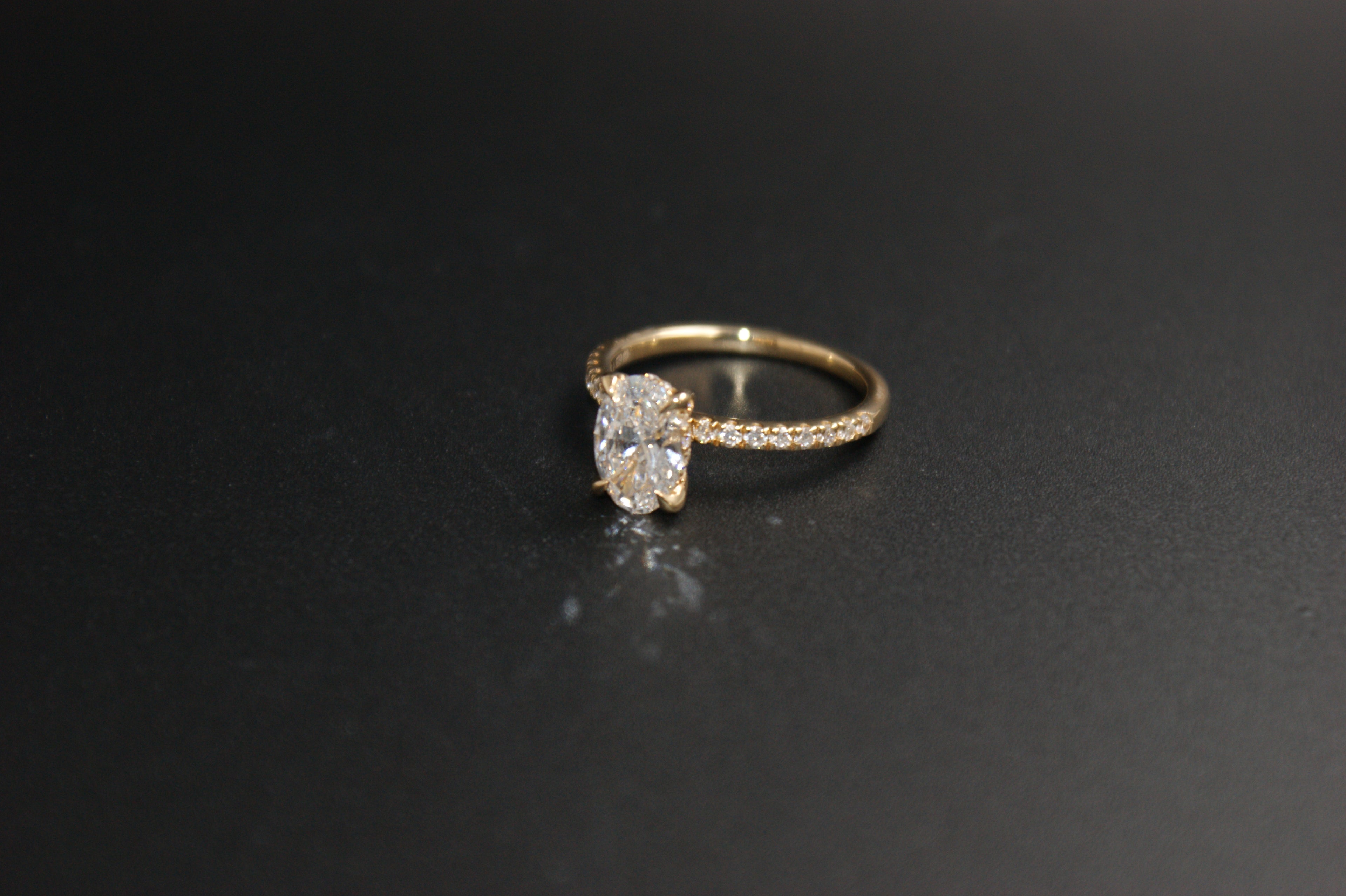 04-18ct Yellow Gold 1.30ct Oval Lab-Grown Diamond Ring