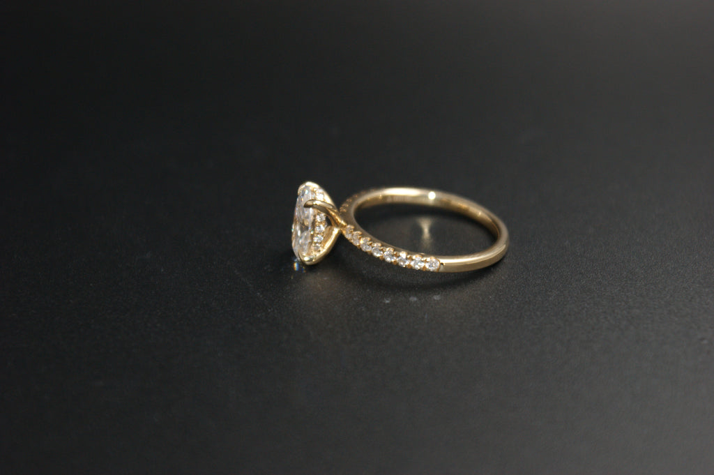04-18ct Yellow Gold 1.30ct Oval Lab-Grown Diamond Ring