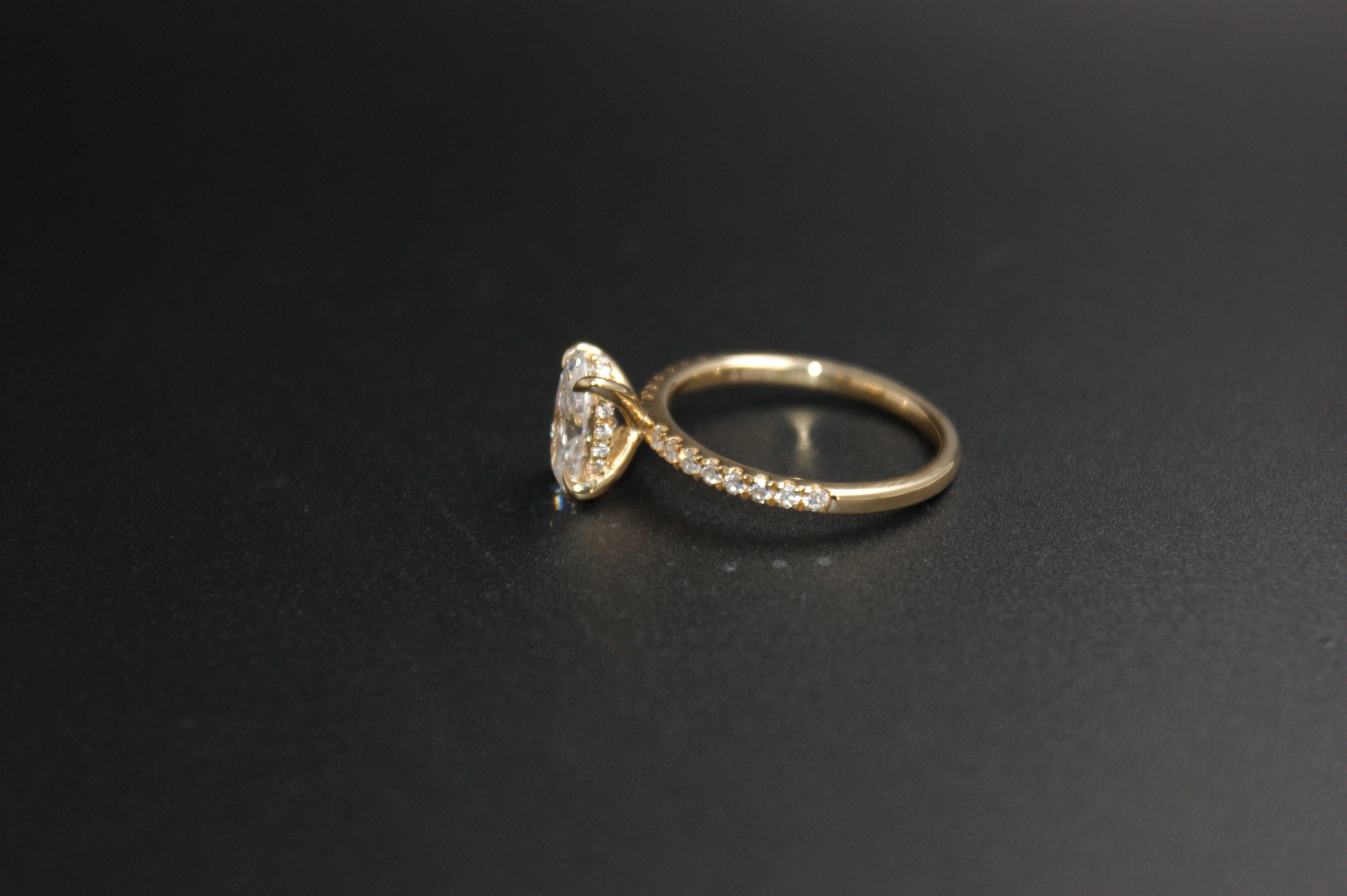 04-18ct Yellow Gold 1.30ct Oval Lab-Grown Diamond Ring