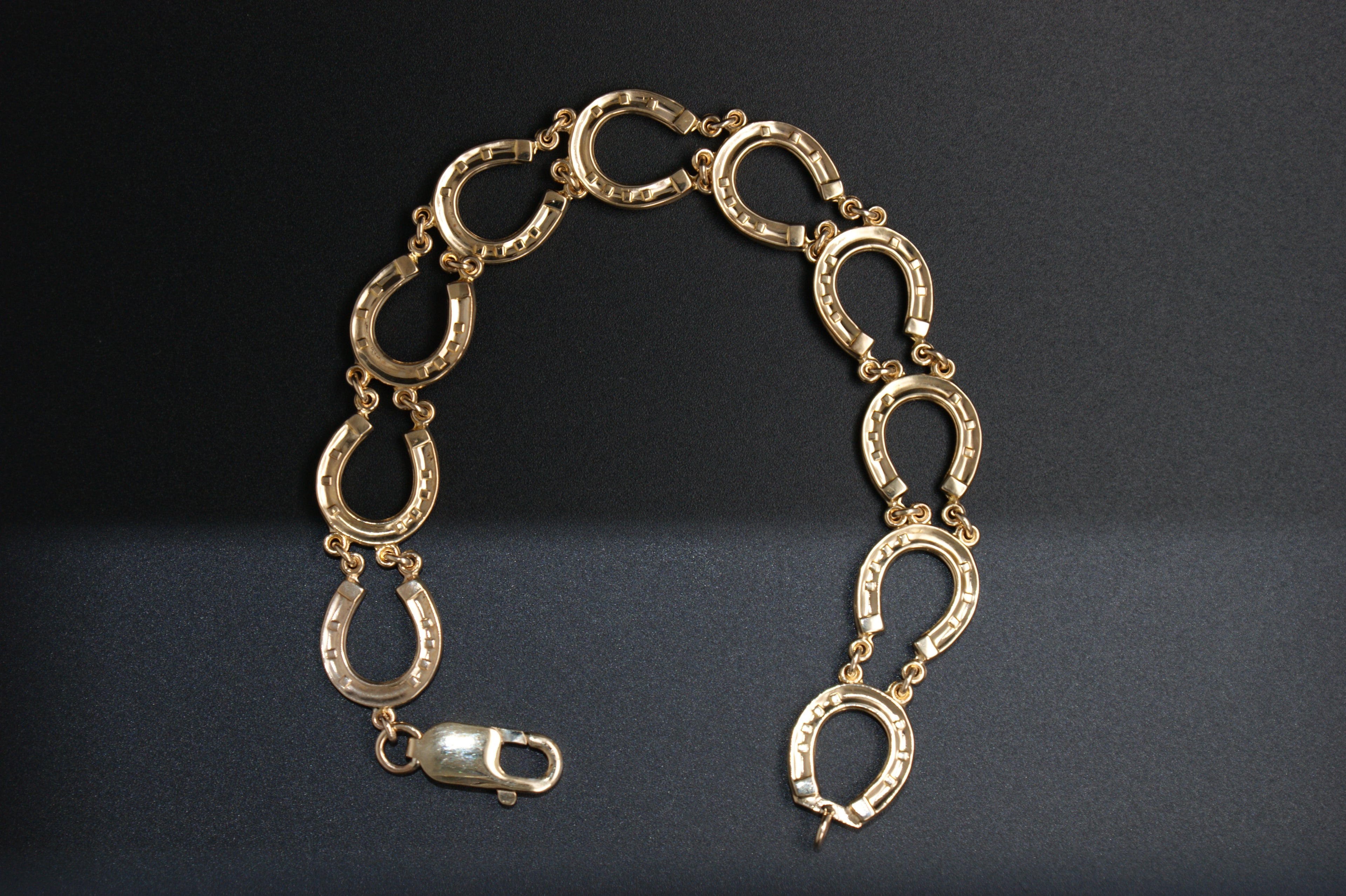 023-9ct Gold Lucky Horseshoe link Bracelet (8'').