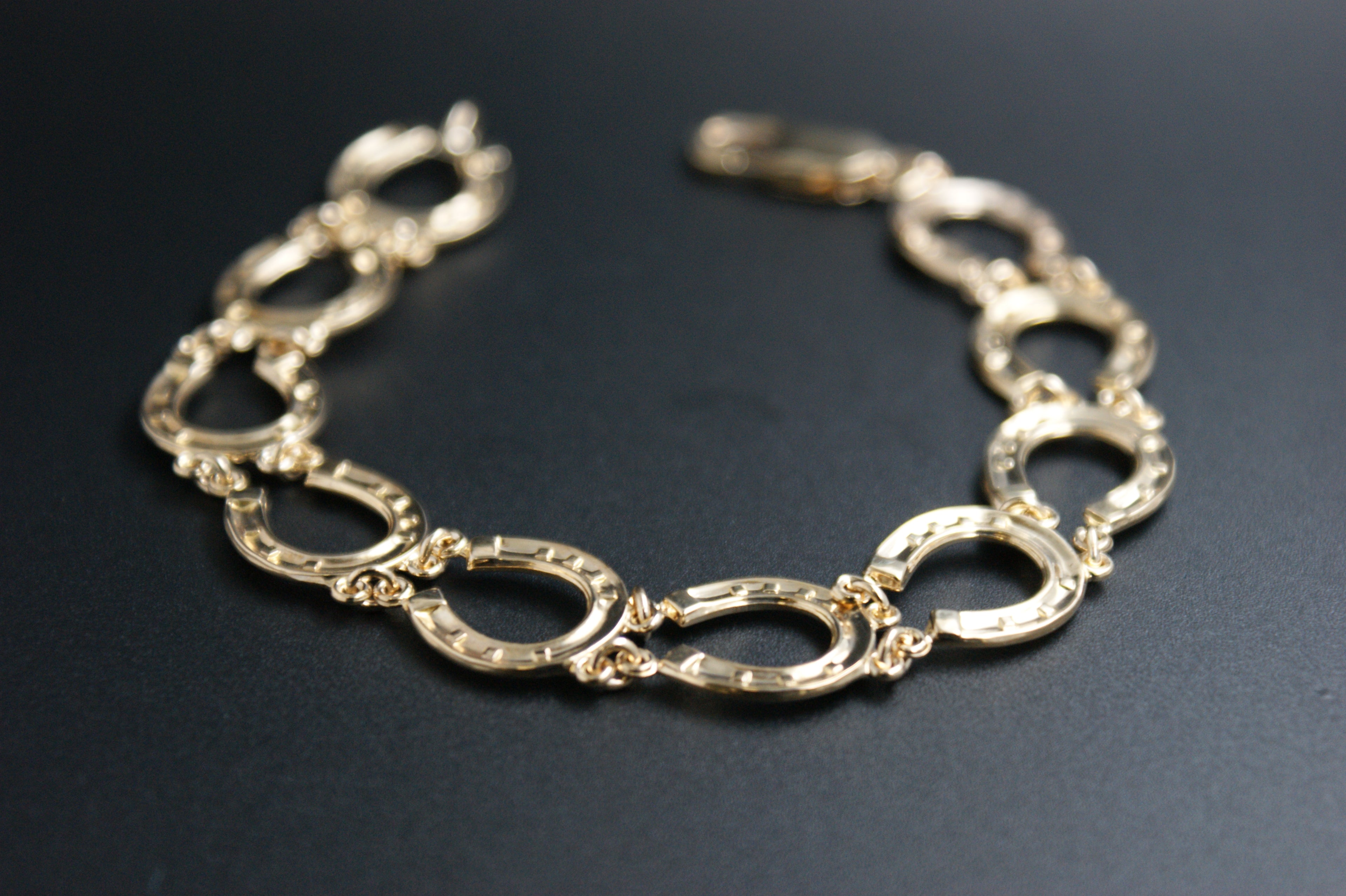 023-9ct Gold Lucky Horseshoe link Bracelet (8'').