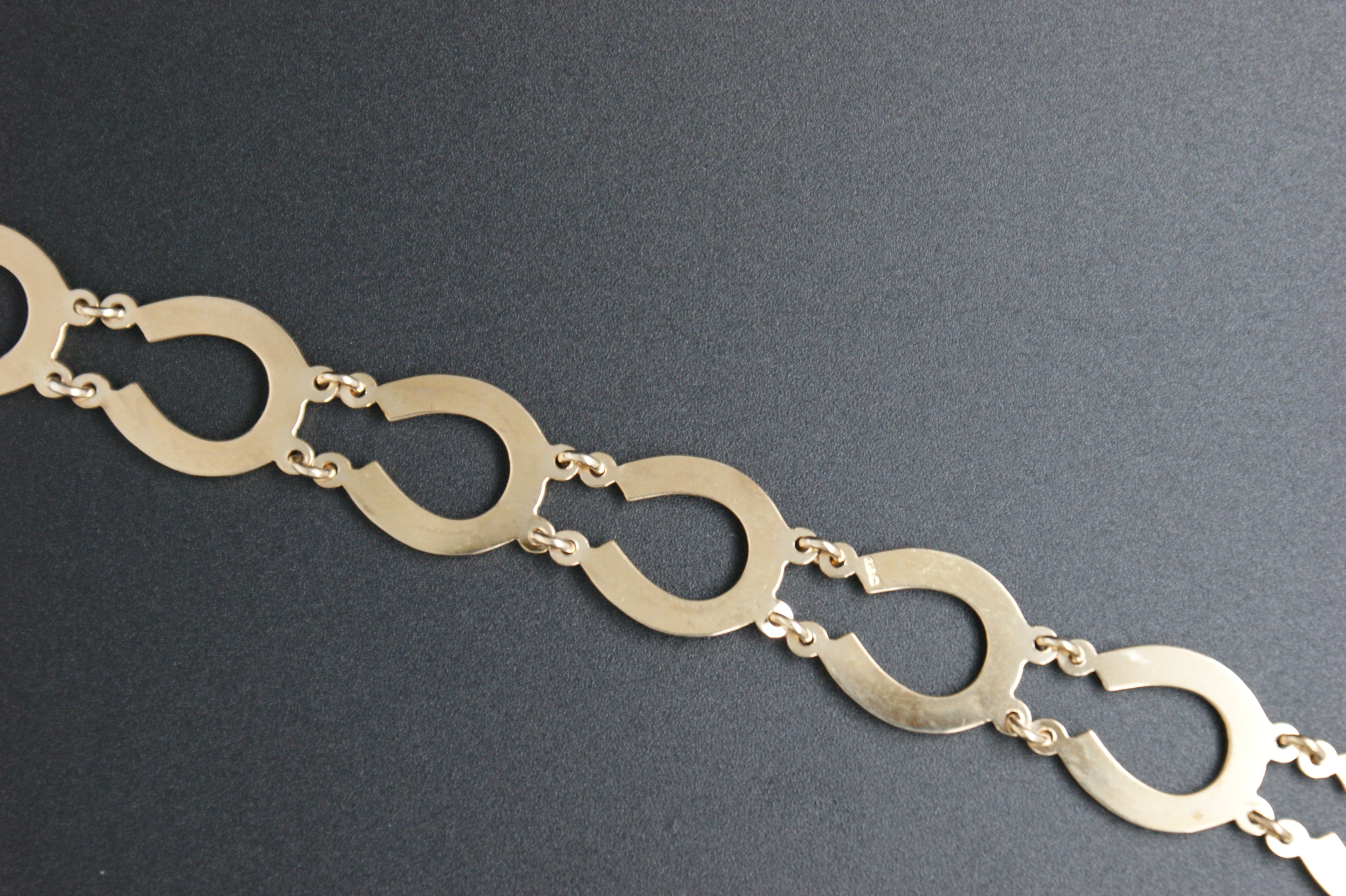 023-9ct Gold Lucky Horseshoe link Bracelet (8'').