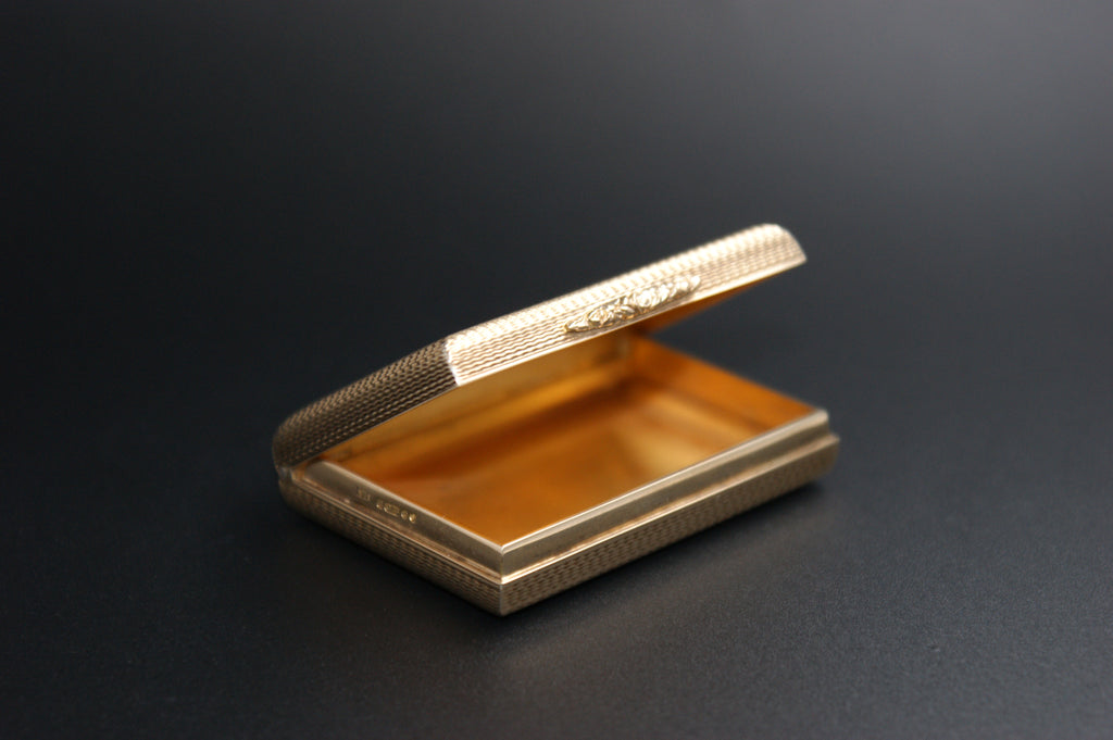 024-Vintage 9ct Gold Engine-Turned pillbox/snuff box