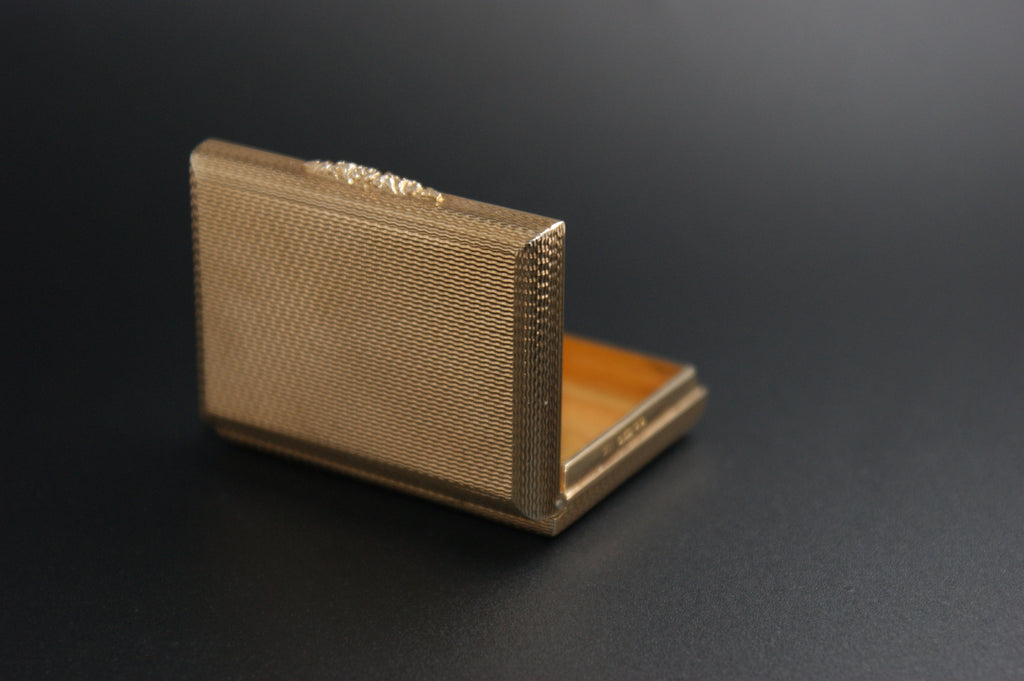024-Vintage 9ct Gold Engine-Turned pillbox/snuff box