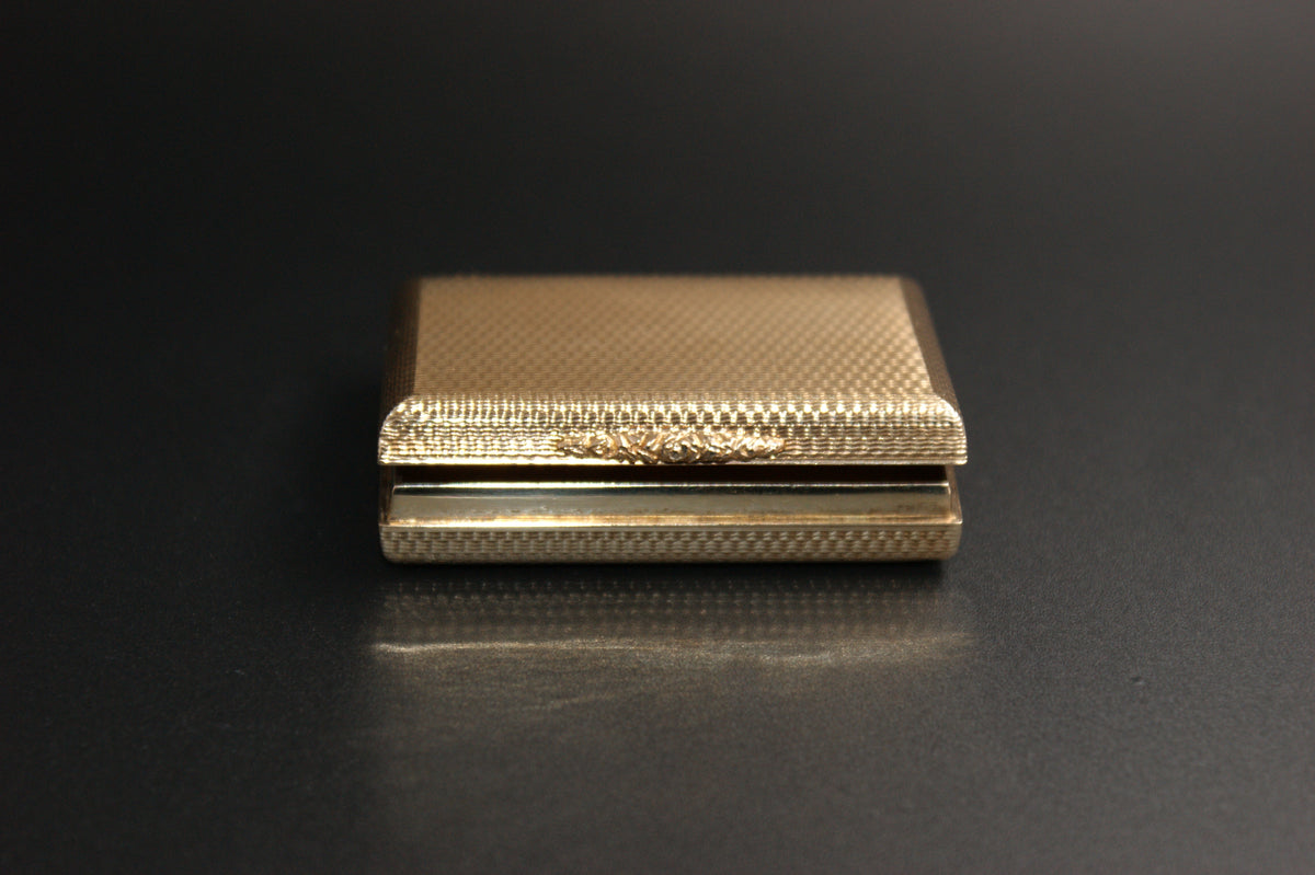 024-Vintage 9ct Gold Engine-Turned pillbox/snuff box