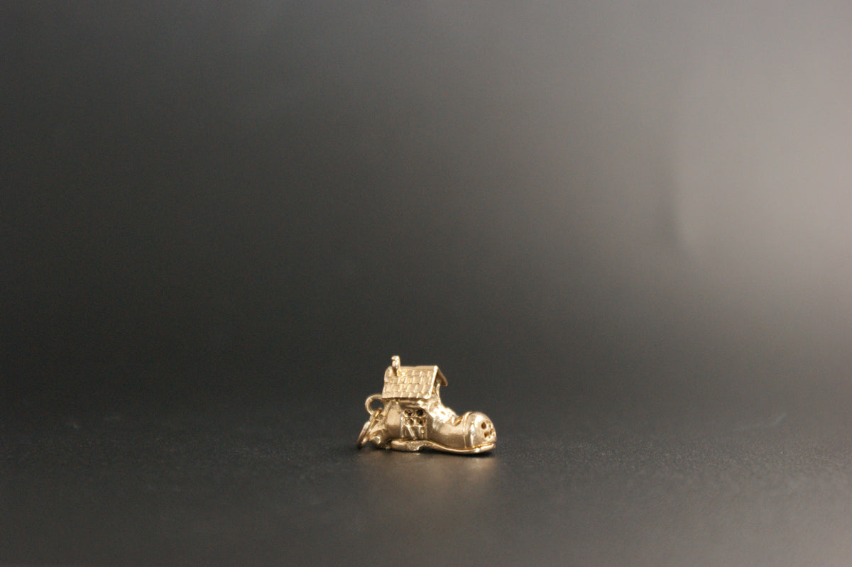 027- 9ct charm " The old woman who lived in a shoe"
