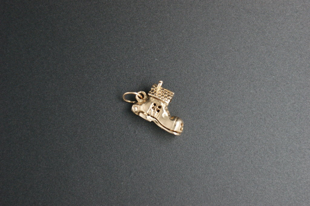 027- 9ct charm " The old woman who lived in a shoe"
