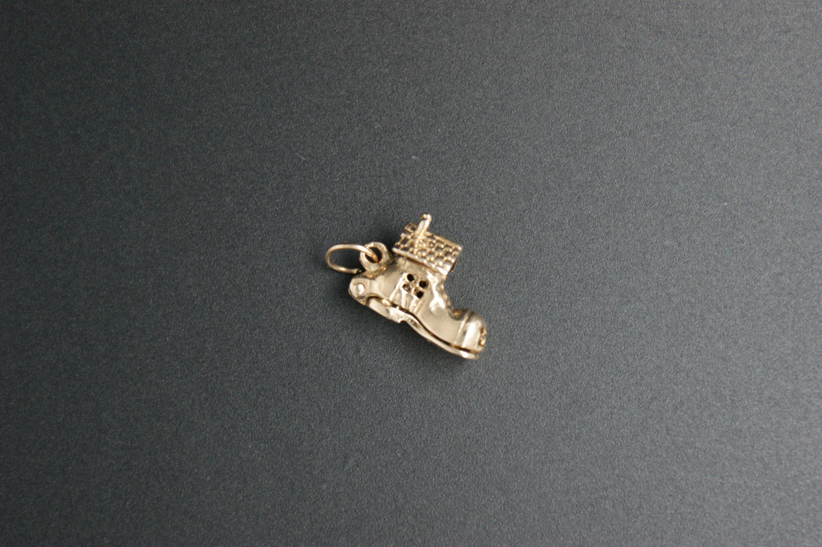 027- 9ct charm " The old woman who lived in a shoe"