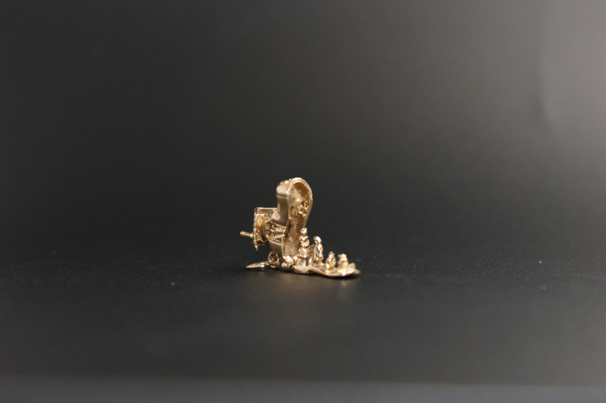 027- 9ct charm " The old woman who lived in a shoe"