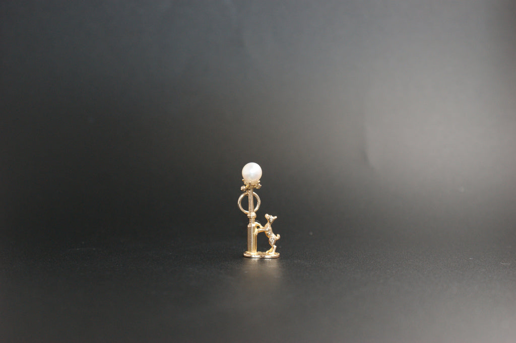 026- 9ct  Dog barking up a lamppost Nuvo charm