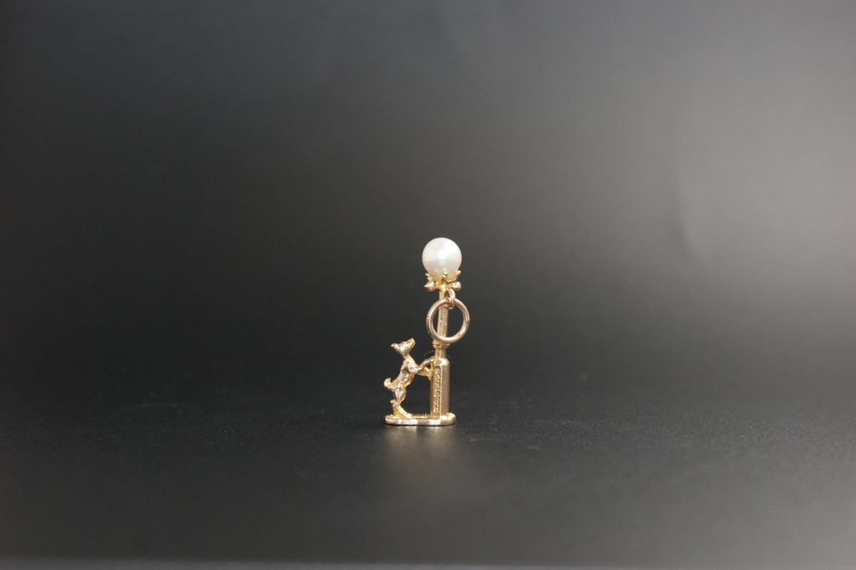 026- 9ct  Dog barking up a lamppost Nuvo charm