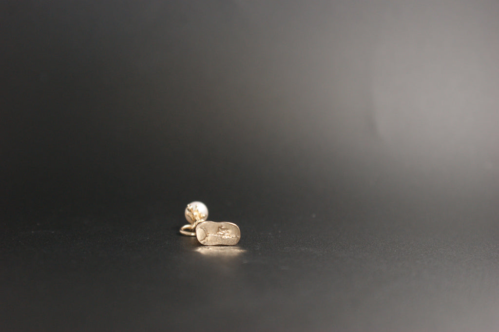 026- 9ct  Dog barking up a lamppost Nuvo charm