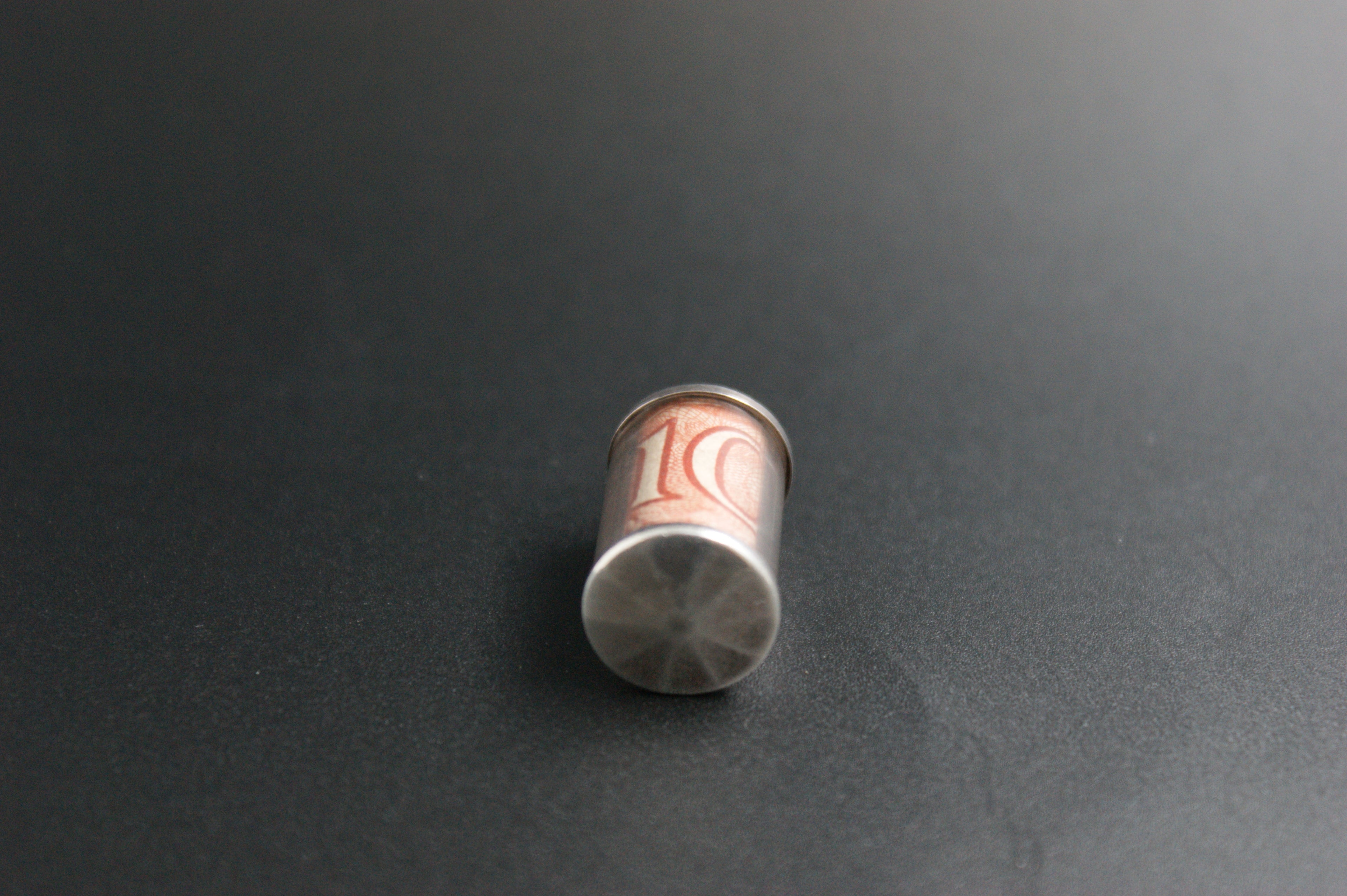 029- Silver Ten shilling note capsule charm