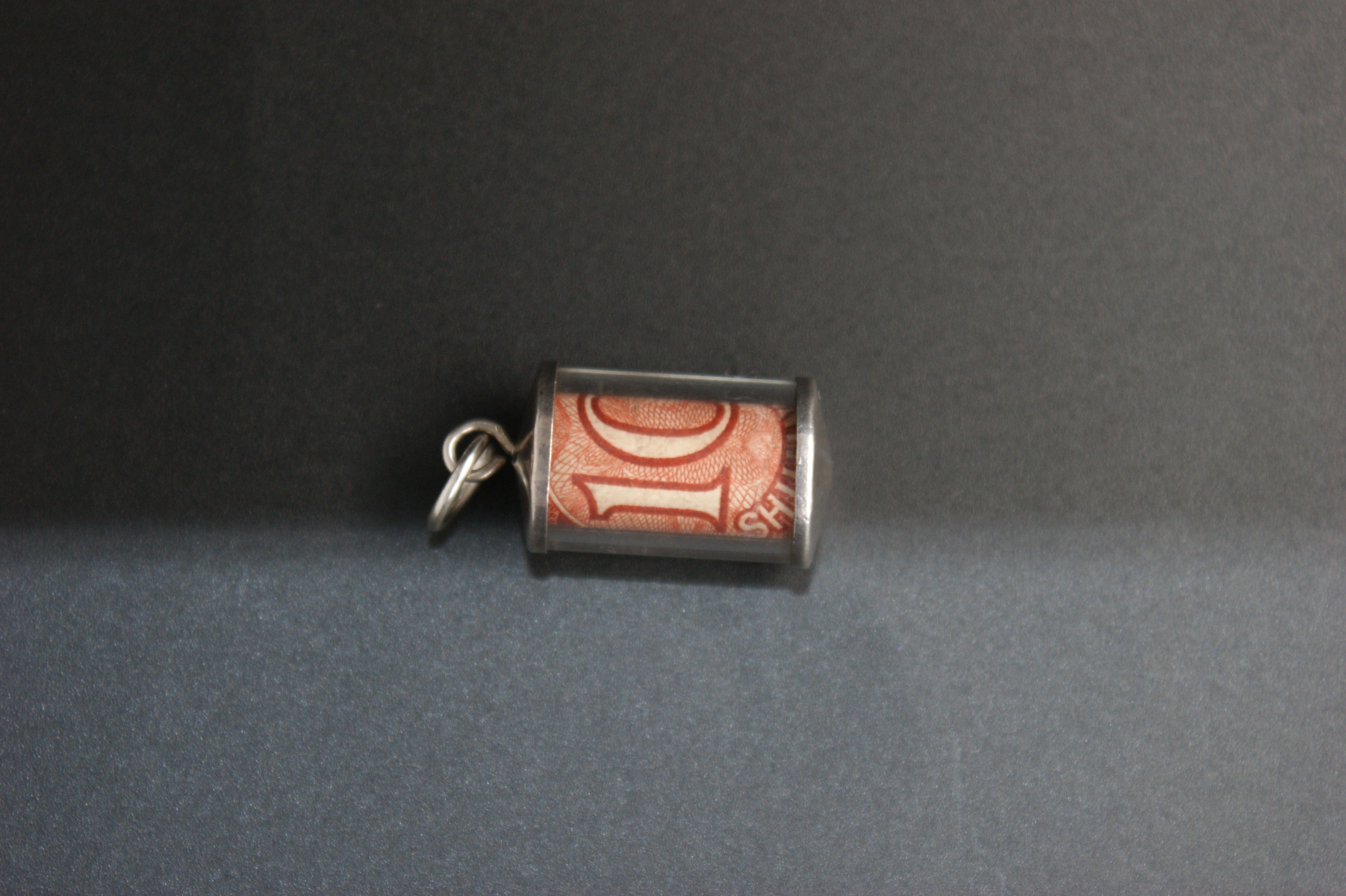 029- Silver Ten shilling note capsule charm