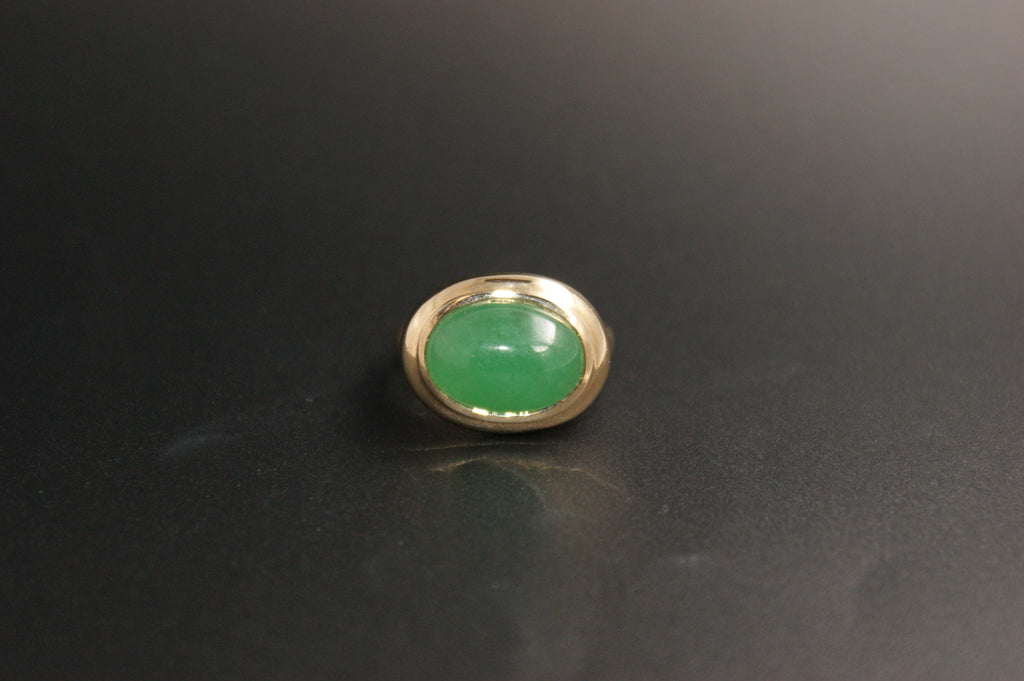 038-9ct Yellow Gold Oval Jade Cabochon Ring.