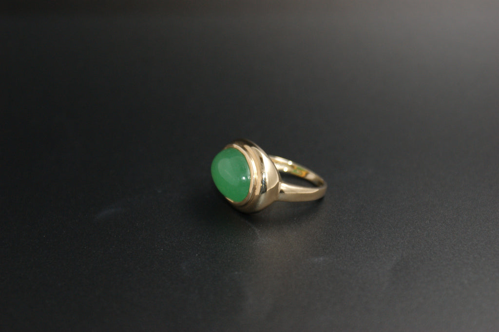 038-9ct Yellow Gold Oval Jade Cabochon Ring.