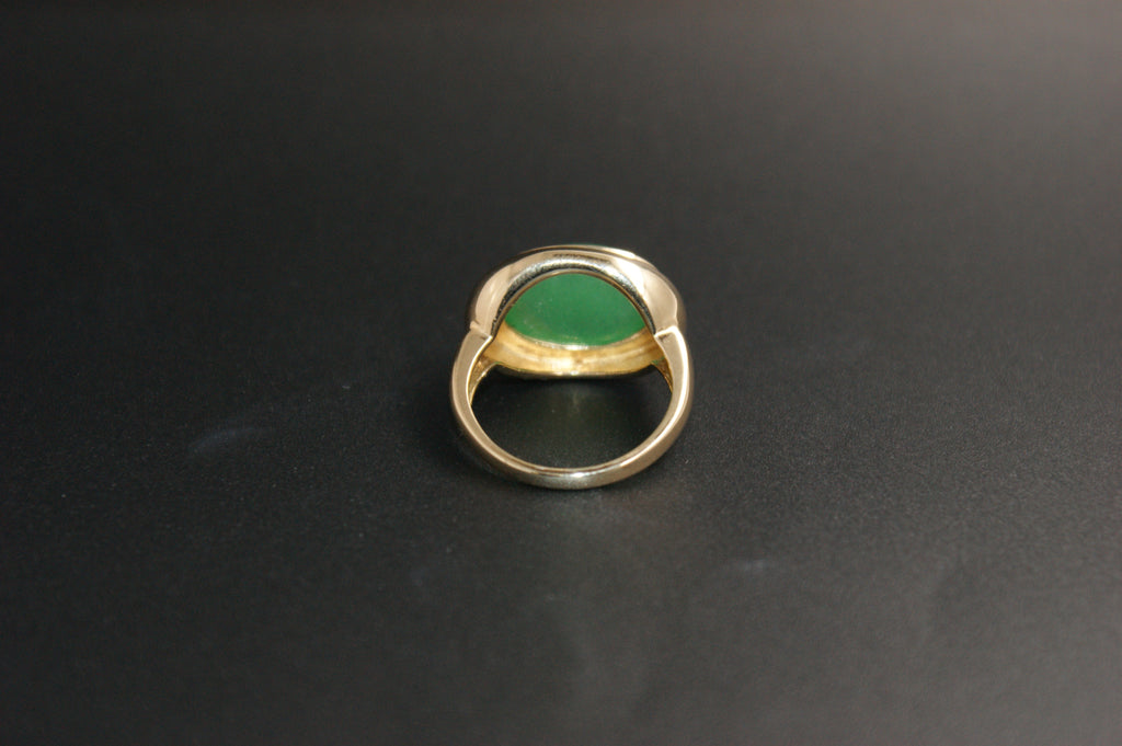 038-9ct Yellow Gold Oval Jade Cabochon Ring.