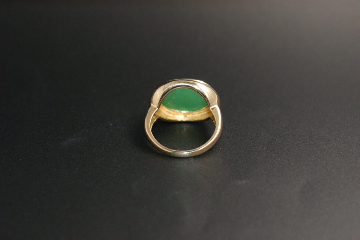038-9ct Yellow Gold Oval Jade Cabochon Ring.