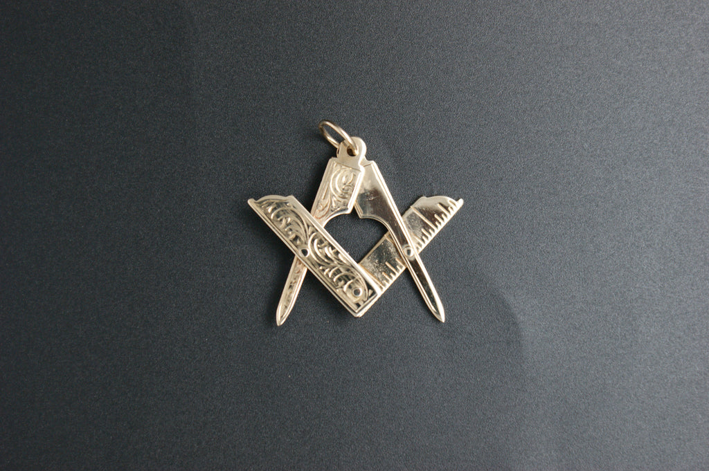 039-9ct Gold Folding/Articulated Engraved Masonic Square & Compasses Pendent.