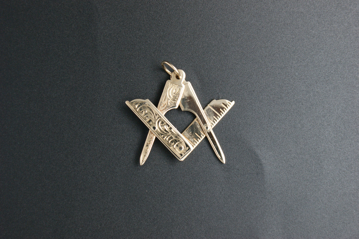 039-9ct Gold Folding/Articulated Engraved Masonic Square & Compasses Pendent.