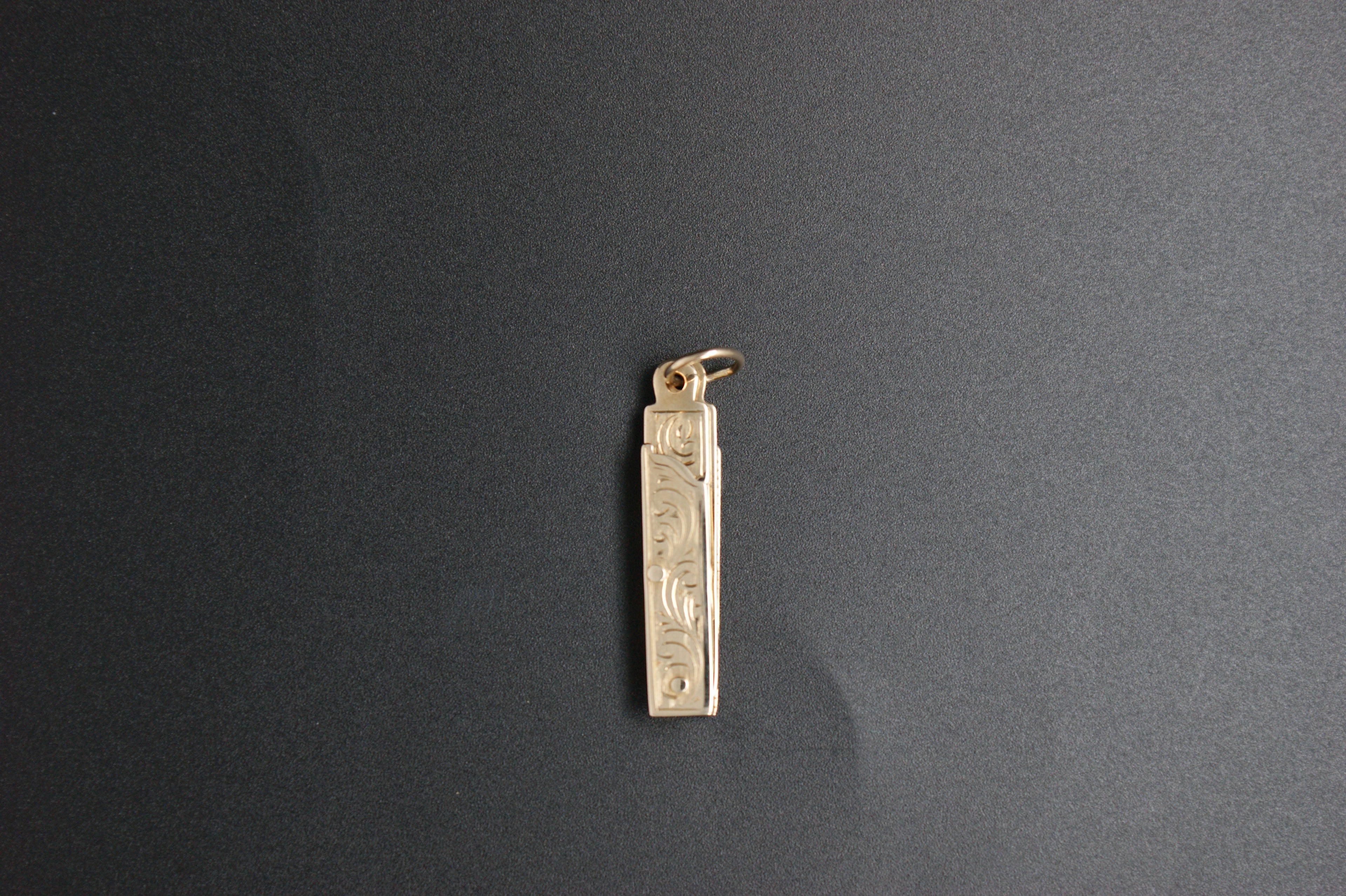 039-9ct Gold Folding/Articulated Engraved Masonic Square & Compasses Pendent.
