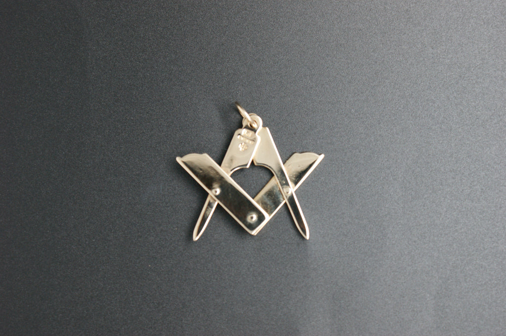 039-9ct Gold Folding/Articulated Engraved Masonic Square & Compasses Pendent.