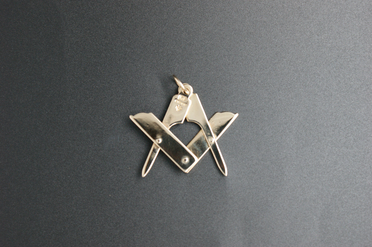 039-9ct Gold Folding/Articulated Engraved Masonic Square & Compasses Pendent.