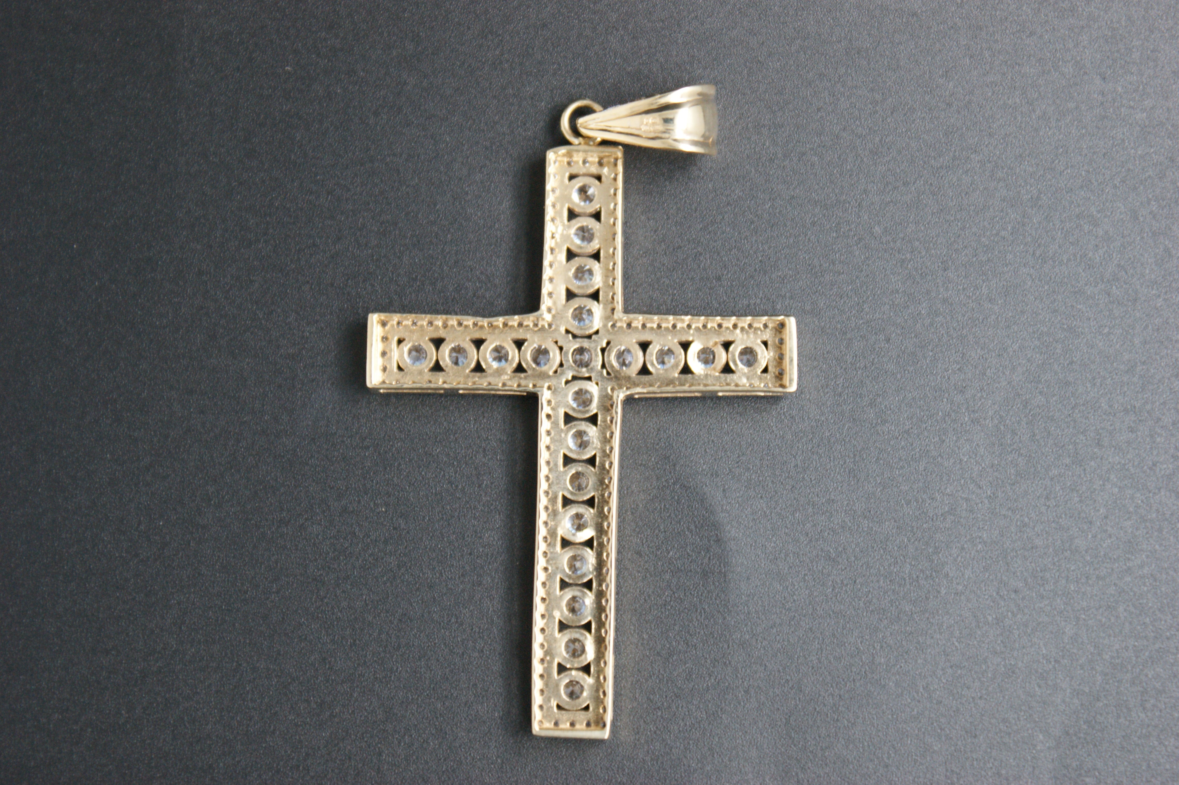 042- 9ct Yellow Gold Cubic Zirconia Cross pendant.