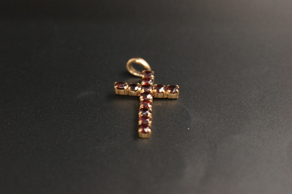 043- 18ct Gold Garnet Cross Pendant