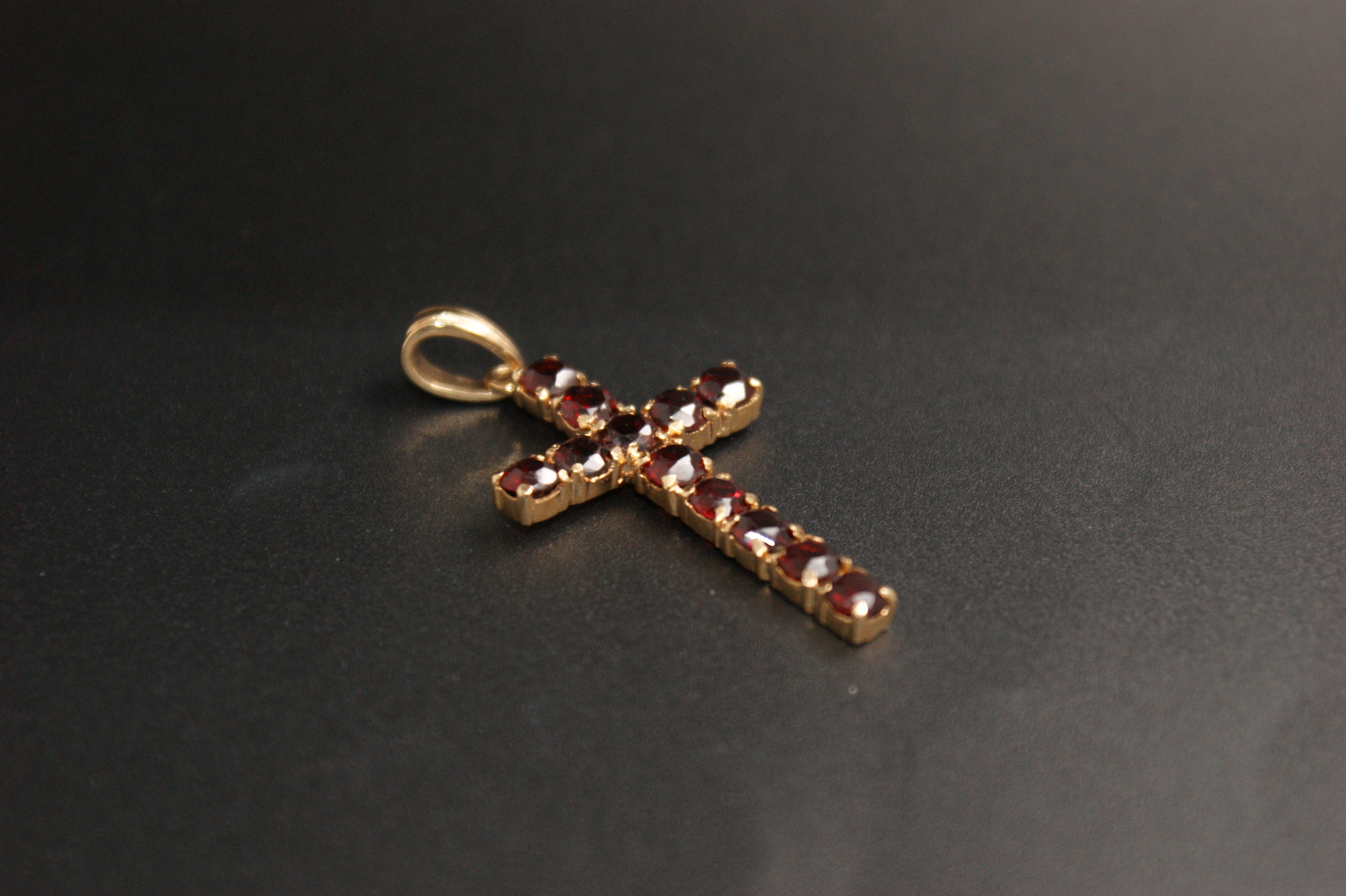 043- 18ct Gold Garnet Cross Pendant