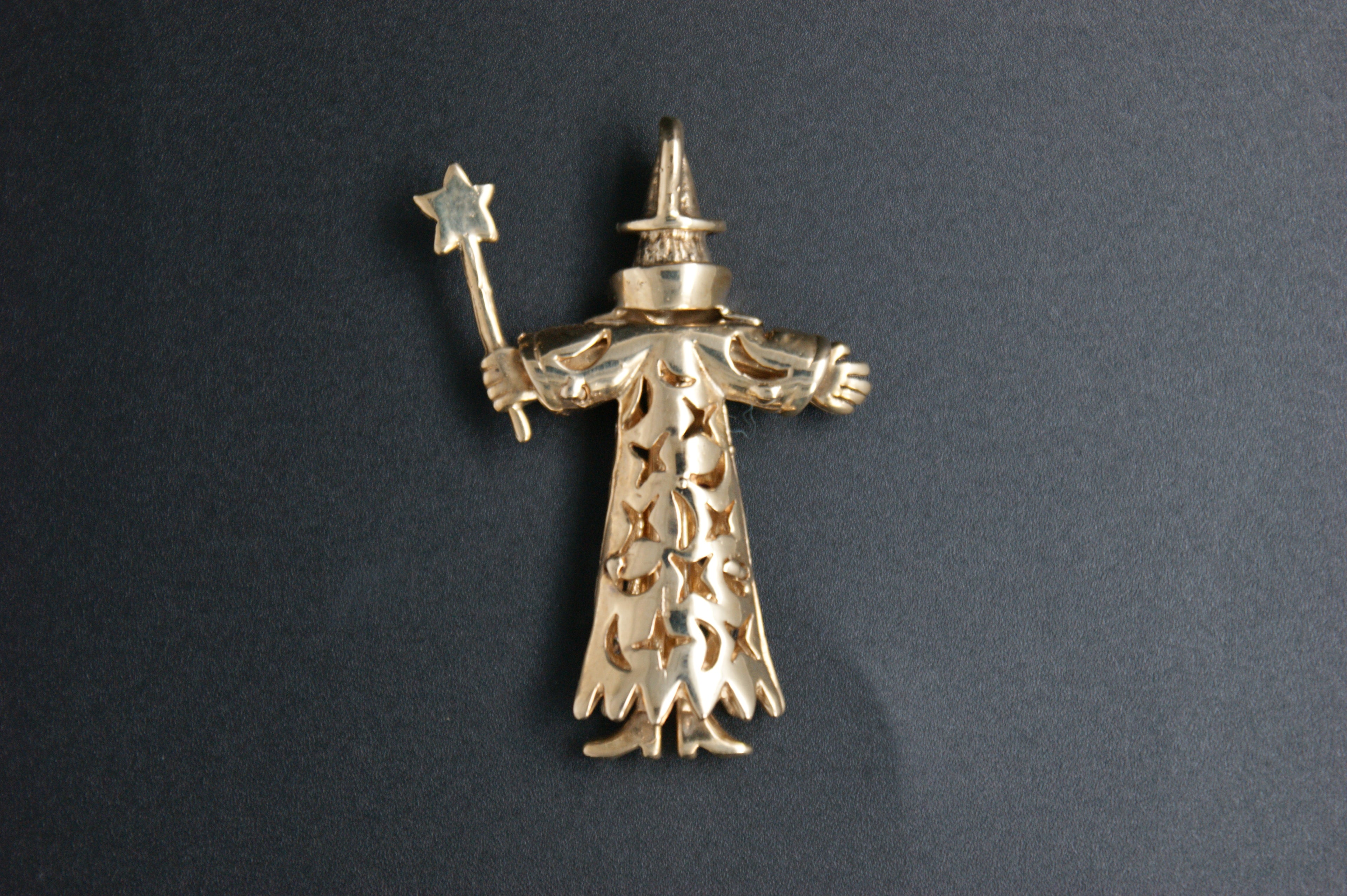 044- 9ct Gold Novelty Wizard Multi-Stone Pendant