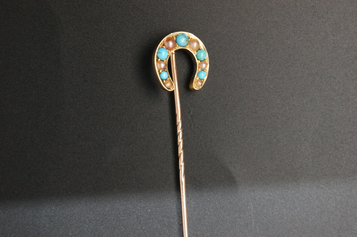 046-15ct Gold Turquoise & Seed Pearl Horseshoe Stickpin