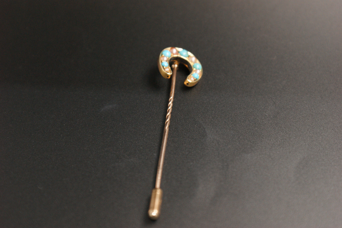046-15ct Gold Turquoise & Seed Pearl Horseshoe Stickpin