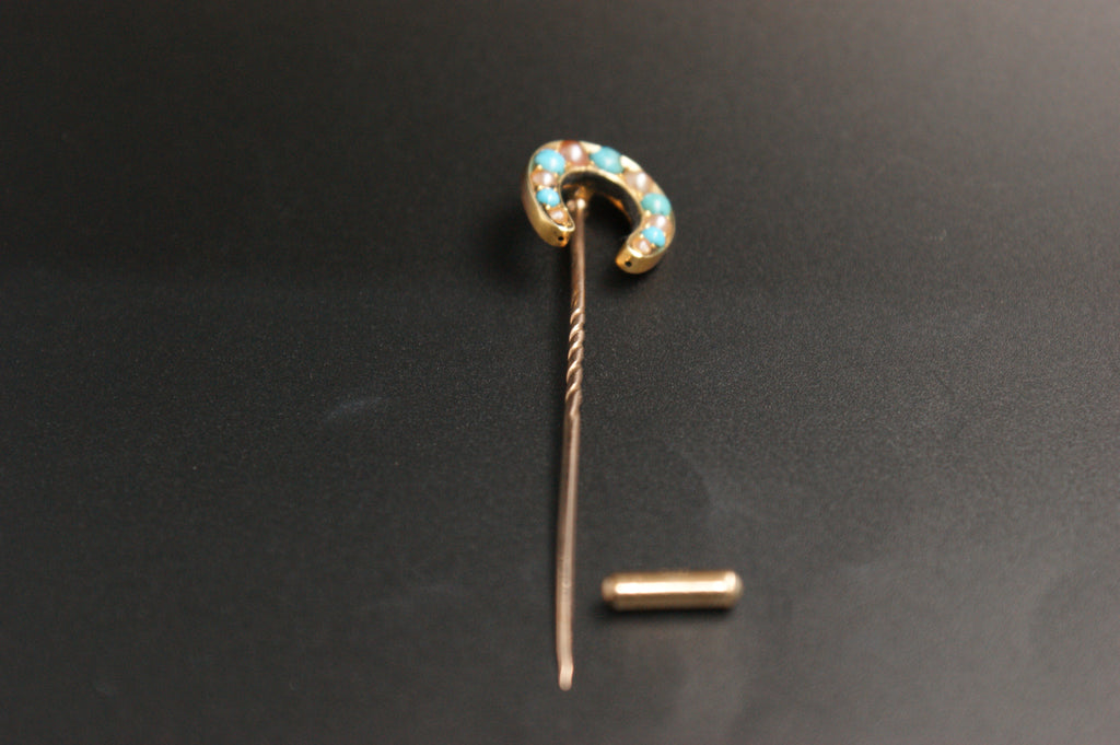 046-15ct Gold Turquoise & Seed Pearl Horseshoe Stickpin