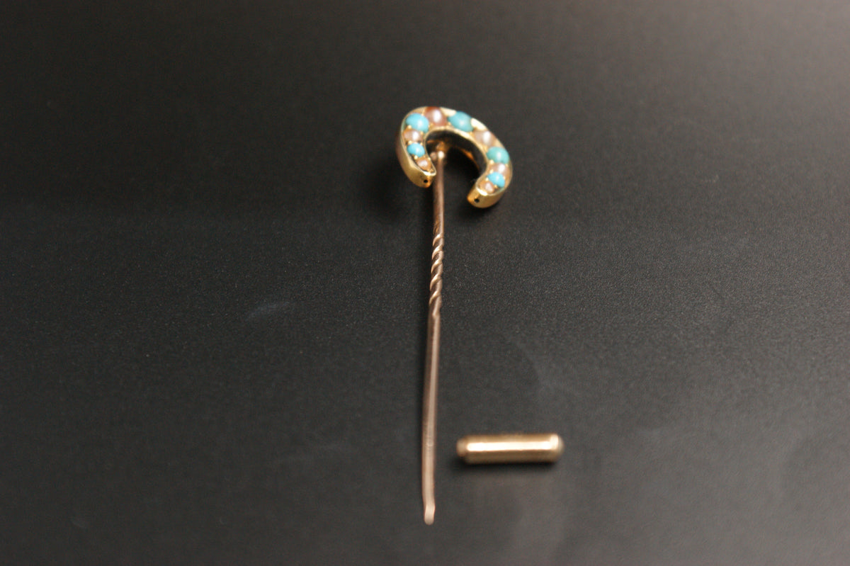 046-15ct Gold Turquoise & Seed Pearl Horseshoe Stickpin