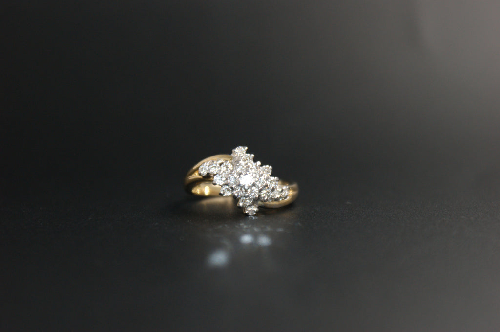 057- 18ct vintage diamond cluster ring