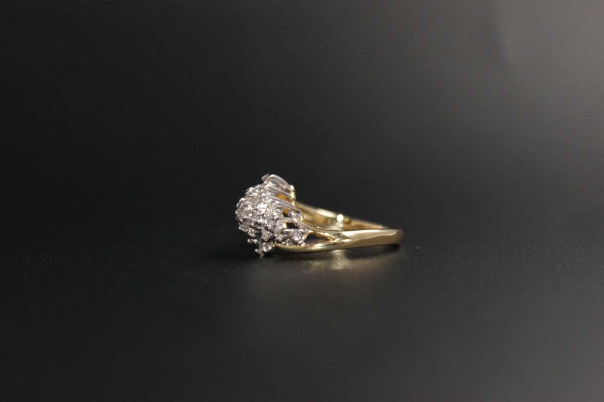 057- 18ct vintage diamond cluster ring