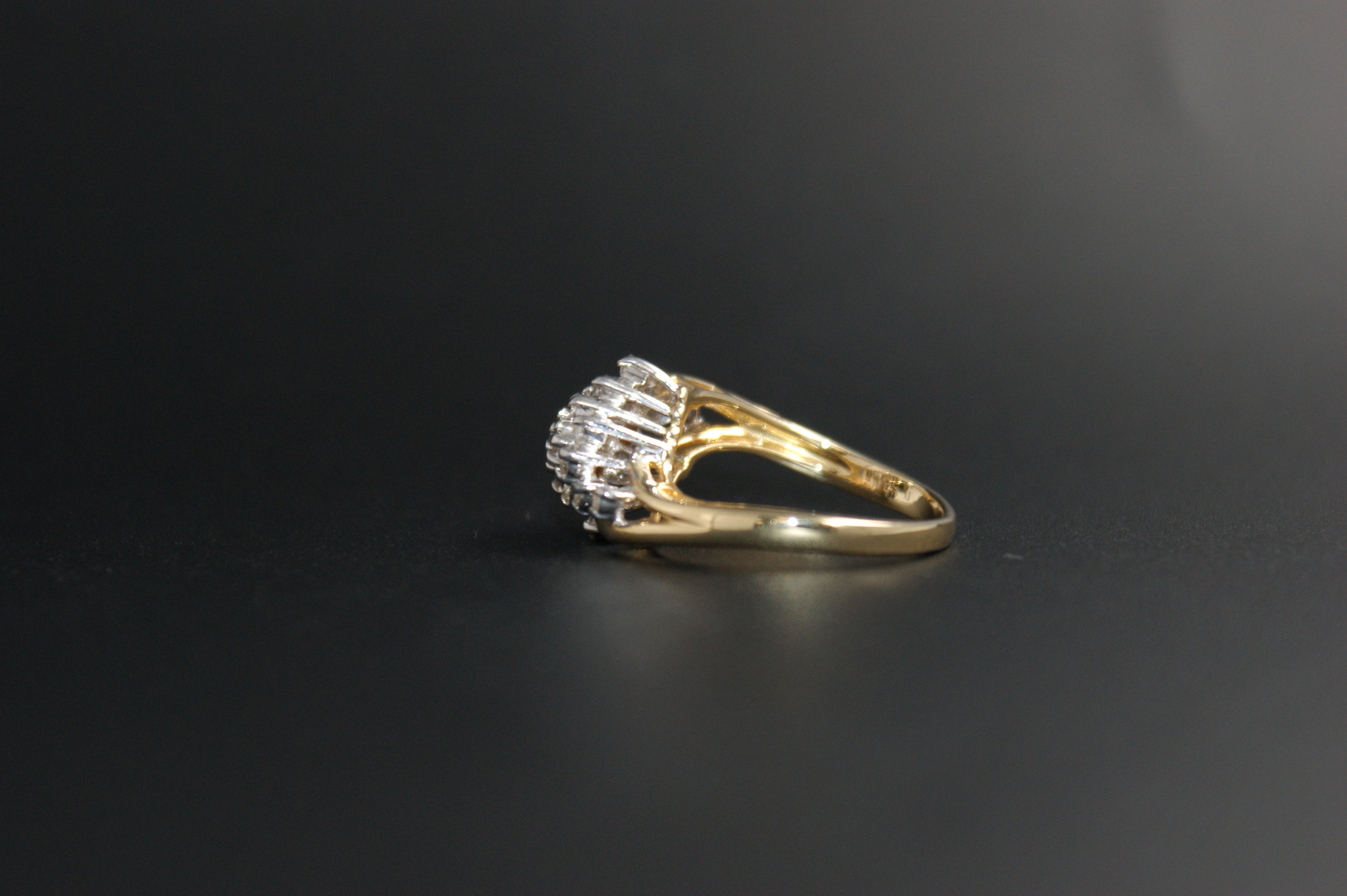 057- 18ct vintage diamond cluster ring