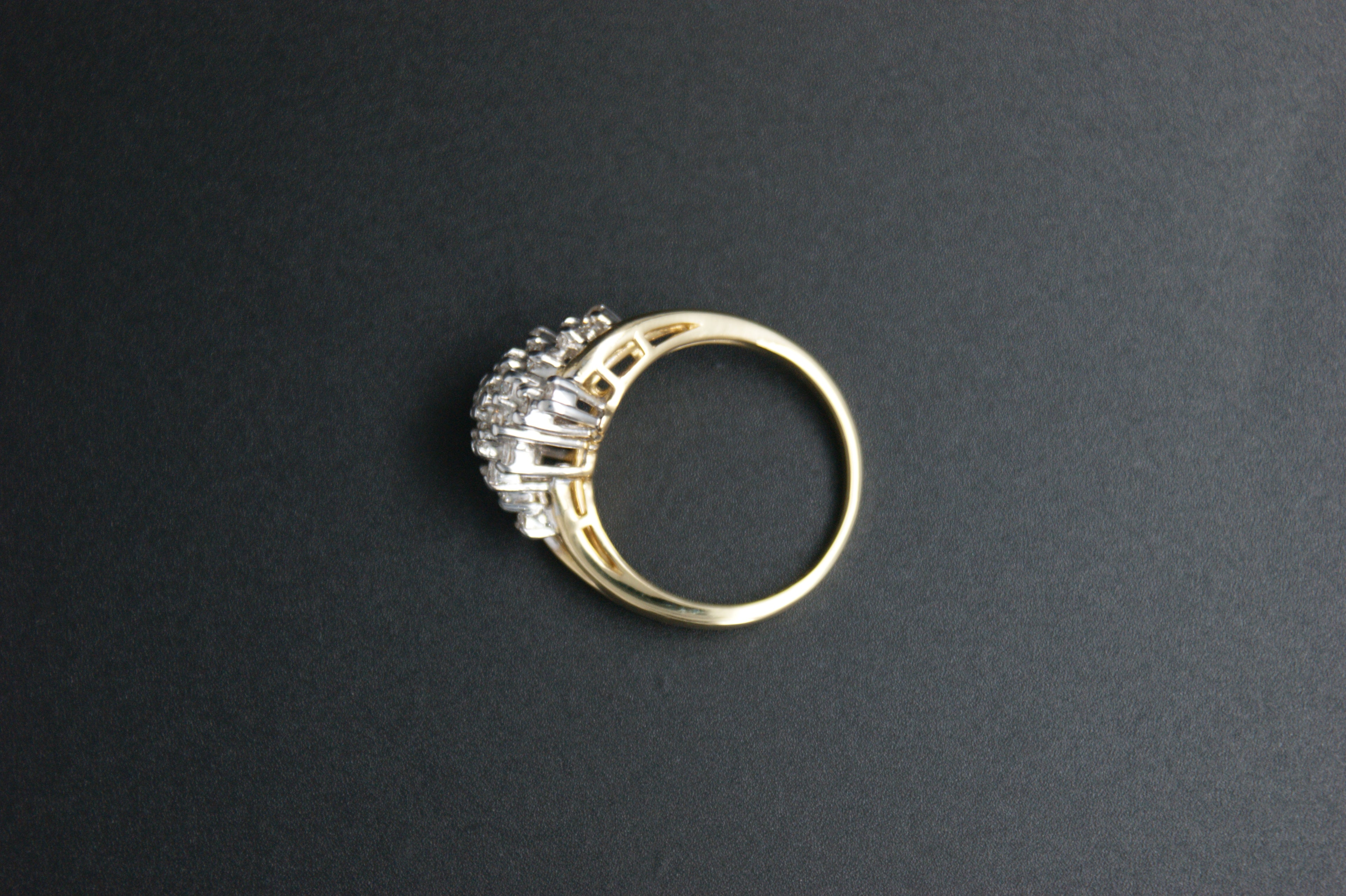 057- 18ct vintage diamond cluster ring